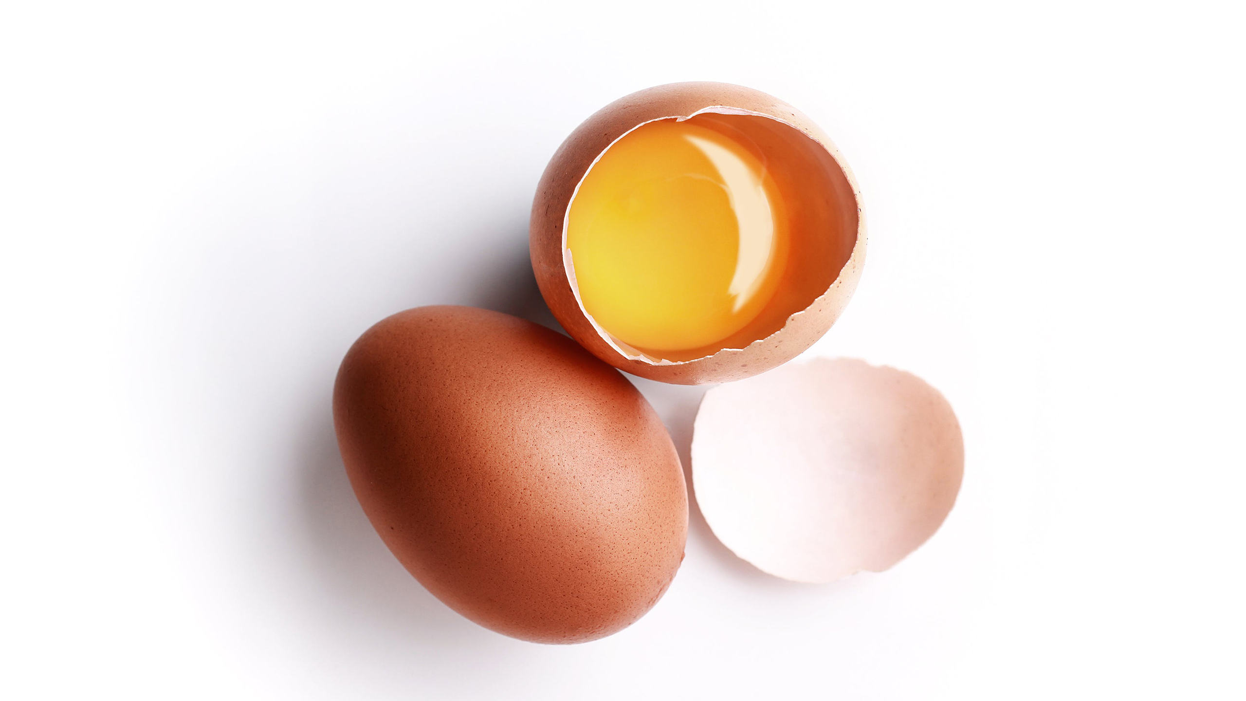 Почему у домашних яиц бледные желтки 